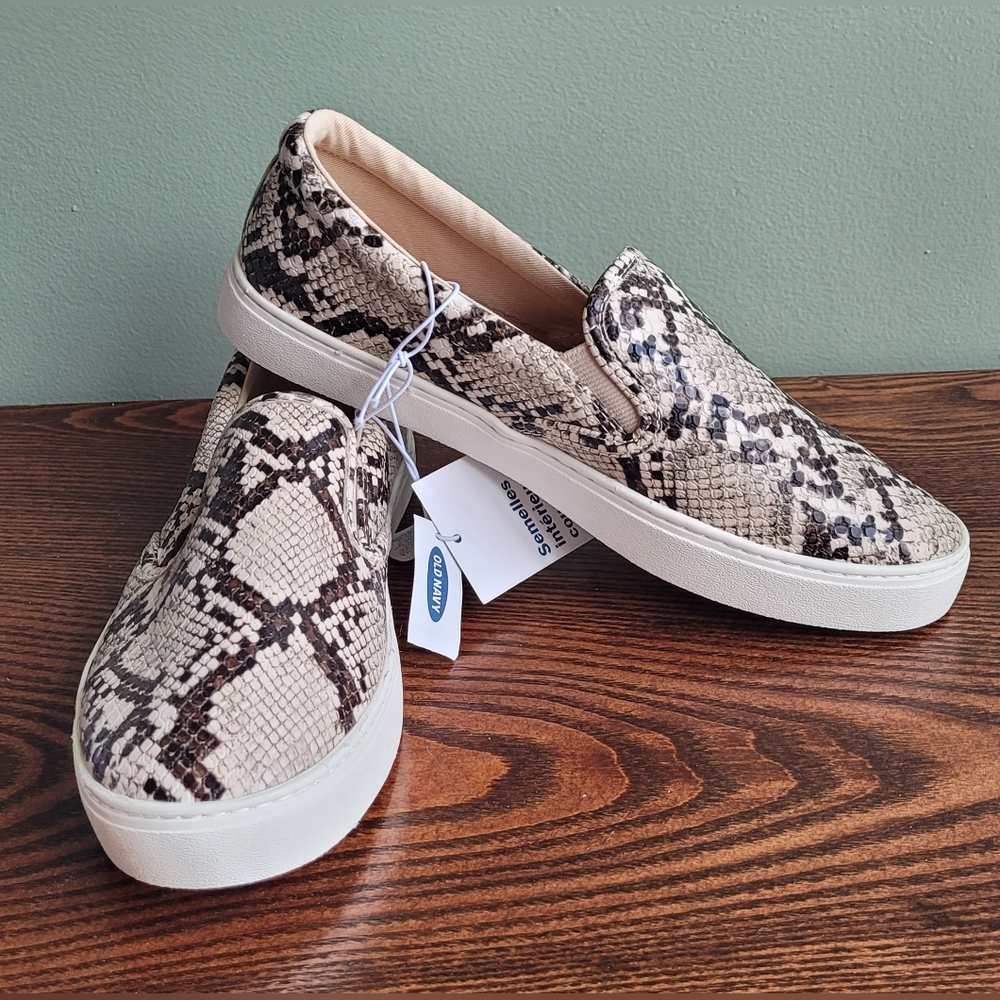 2 /$15  Old Navy Slip-on Sneakers Memory Foam Insoles  Sz 7 US  Ladies